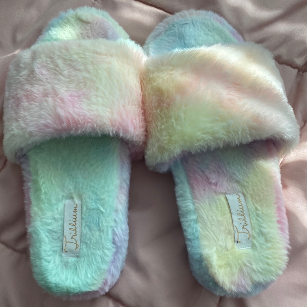Platform furry slippers. Never worn! Size womens 8